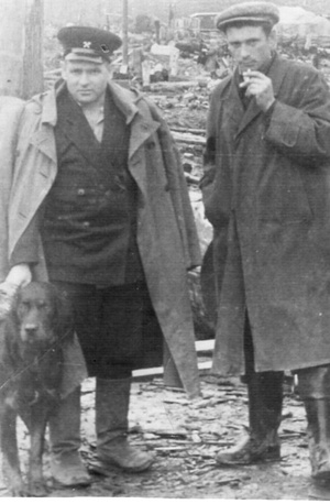 Мой отец с собакой Томом. Ст. Бискамжа  1957