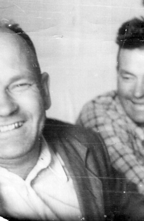 Мой отец с братом Михаилом пос. Днепровский 1975г.