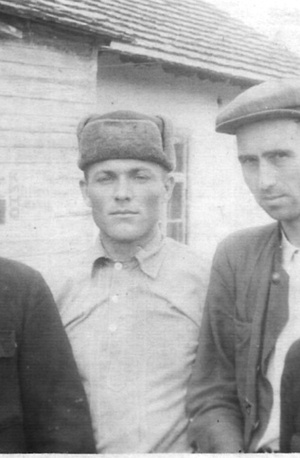 Ст. Каменоломни 1948г. Слева Рудь, справа отец