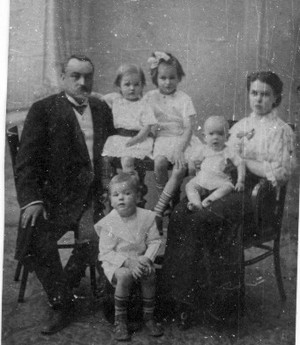 Семья Ал. Ив Сахновского г. Поневежес 1914г.